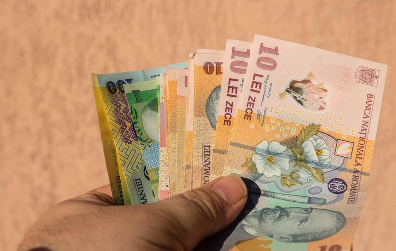 Crește salariul mediu brut în România, în 2026: „Câștigul salarial real se va menține în teritoriu negativ”