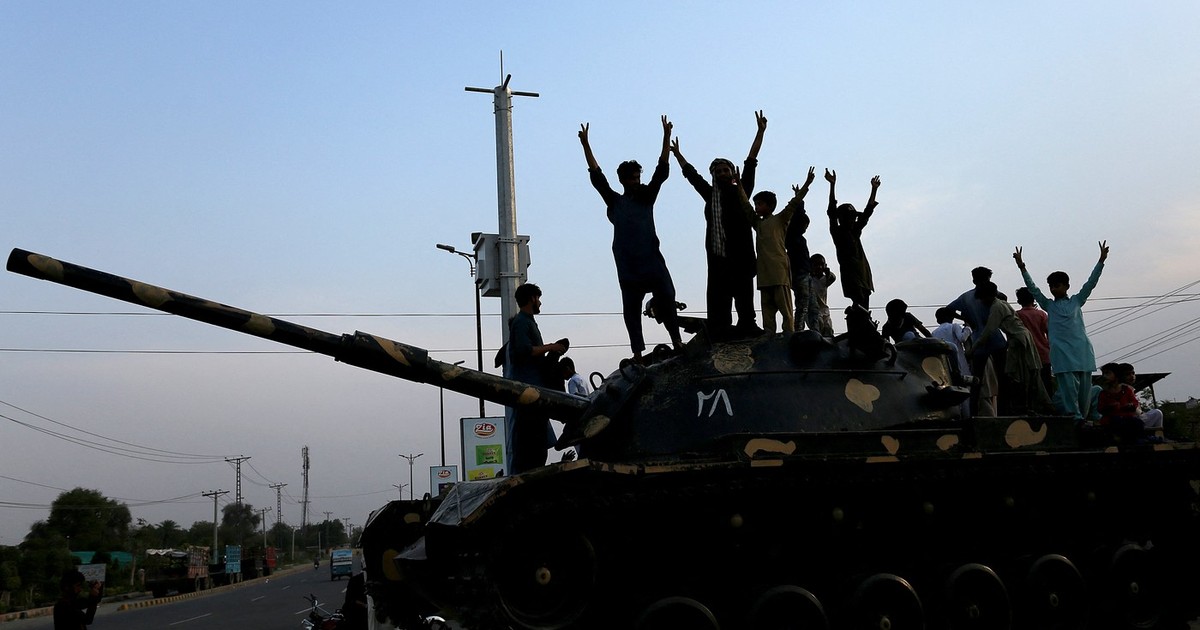 Multan. Pakistan. Oameni urcați pe un tanc sărbătoresc după ce au aflat vestea încetării focului între Pakistan și India Foto: Profimedia