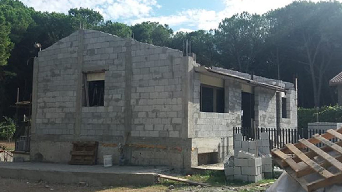Un cuplu de români își construia o vilă pe malul mării în Italia fără nicio autorizație! Ce măsuri au luat autoritățile