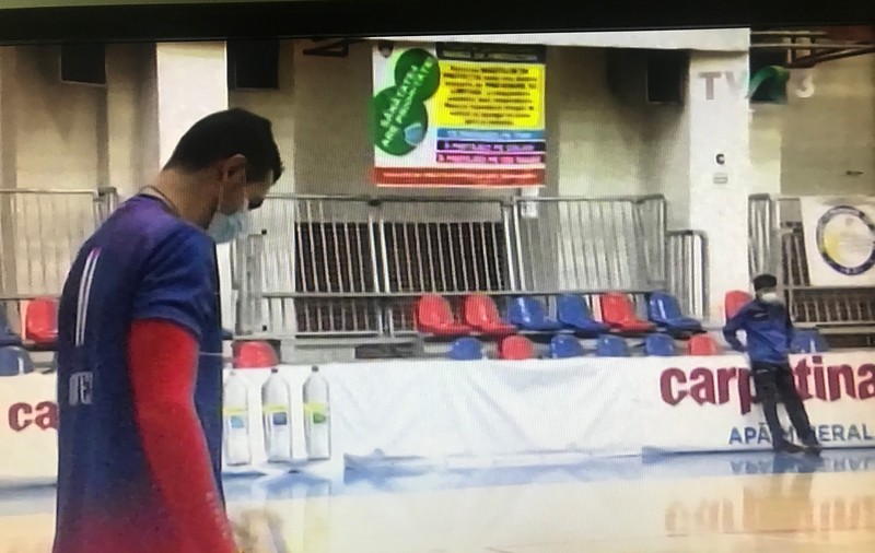 Imaginea zilei în sportul românesc: Ciprian Matei, jucător de volei la Steaua, evoluează în derby-ul cu Dinamo cu masca sanitară pe față!