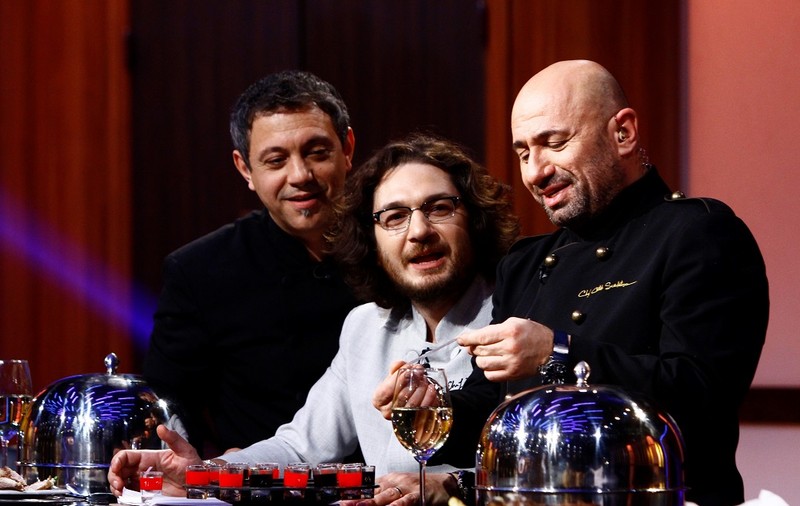 Sezonul 5 „Chefi la cuțite". Ruleta cu provocări îi pune pe jurați în ipostaze inedite