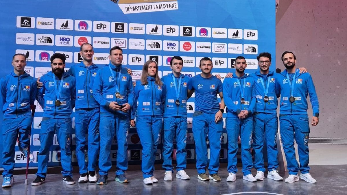 Lotul Național de Para Climbing al României încheie sezonul cu 12 medalii, dintre care 3 la Cupa Mondială din Franța. Poza de grup a sportivilor romani imbracat in treninguri albastre