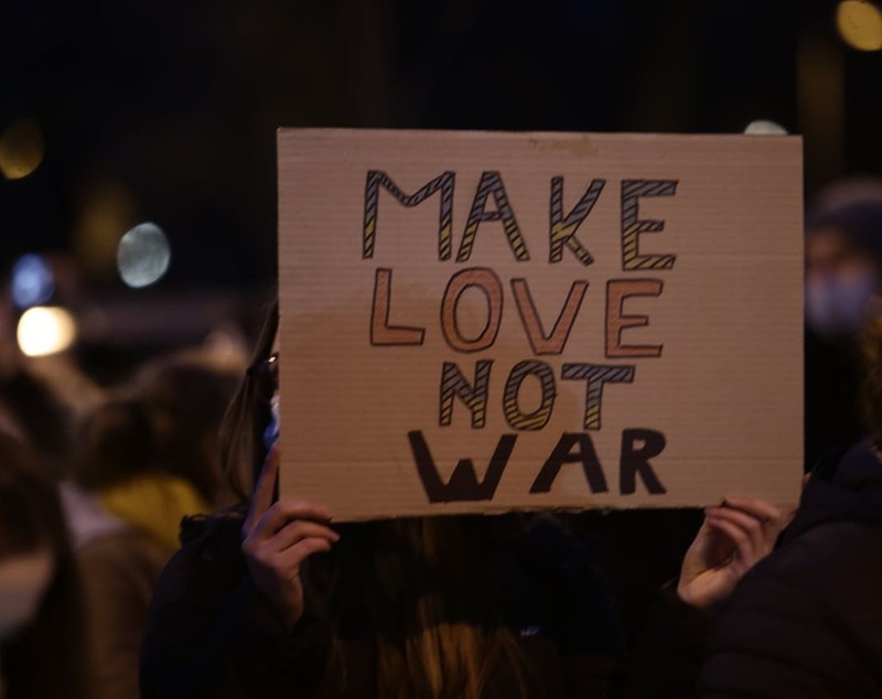 Românii, solidari cu Ucraina. „Împreună suntem mai puternici” și „Putin, asasin”, în fața ambasadelor Ucrainei și Rusiei