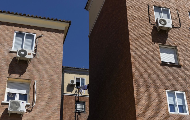 Proprietari obligați prin lege să scoată aerul condiționat din case, în plină caniculă, și sfătuiți să deschidă ferestrele ca să ventileze casa, în Marea Britanie