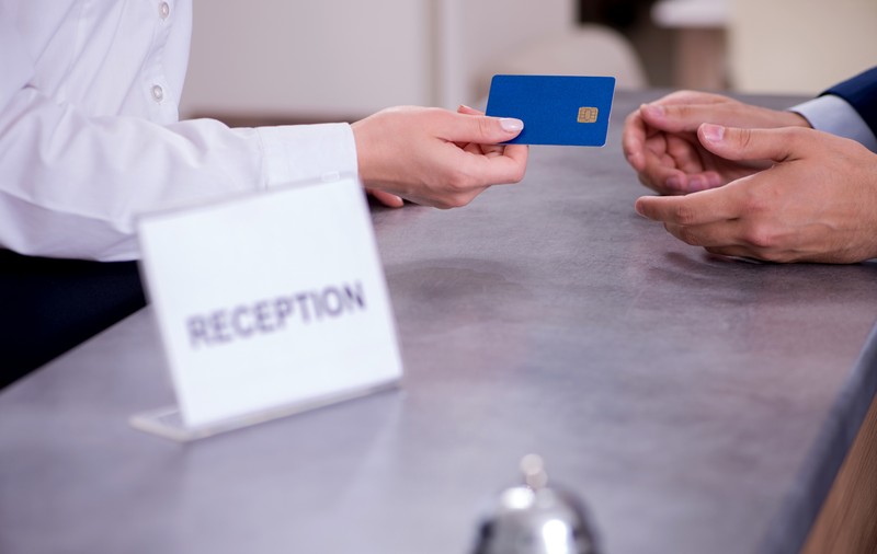 Pățania unui român aflat în izolare la un hotel din Brașov, atunci când a ieșit pentru o clipă în parcare. Pus să plătească 650 de euro