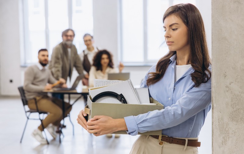 Companiile care își reangajează salariații înlocuiți inițial de inteligența artificială: de ce nu au funcționat doar cu AI