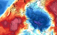 Hartă meteorologică a Europei cu distribuția temperaturilor, evidențiind o masă de aer rece reprezentată în nuanțe intense de albastru deasupra Europei Centrale și de Est.