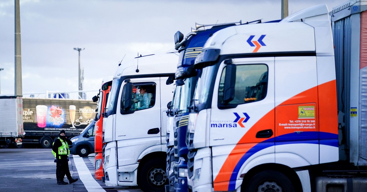TIR-uri parcate la Calais, Franța.
