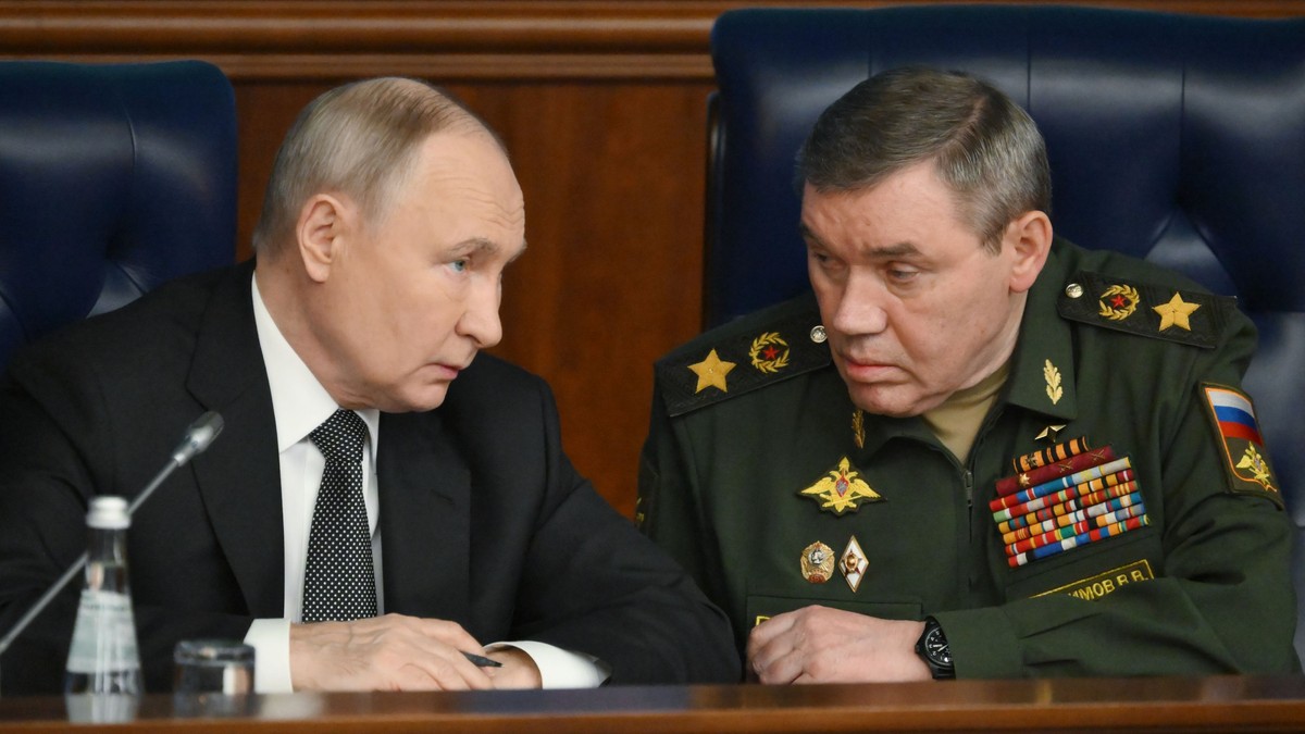 Vladimir Putin (dreapta), surprins în timp ce discută cu generalul Valeri Gherasimov Foto: Hepta