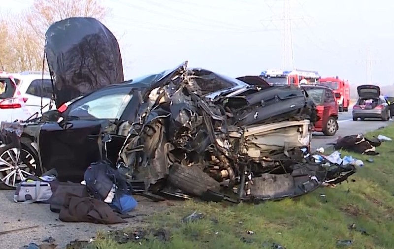 Un șofer român cu ochii în telefon a ucis o tânără însărcinată, pe o autostradă din Germania. Dorel a intrat cu 120 km/h în mașina oprită
