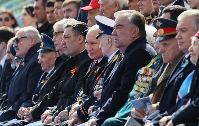 Cine sunt „veteranii” care au stat alături de Putin la parada de Ziua Victoriei: foști agenți secreți sovietici, și nu soldați din cel de-Al Doilea Război Mondial
