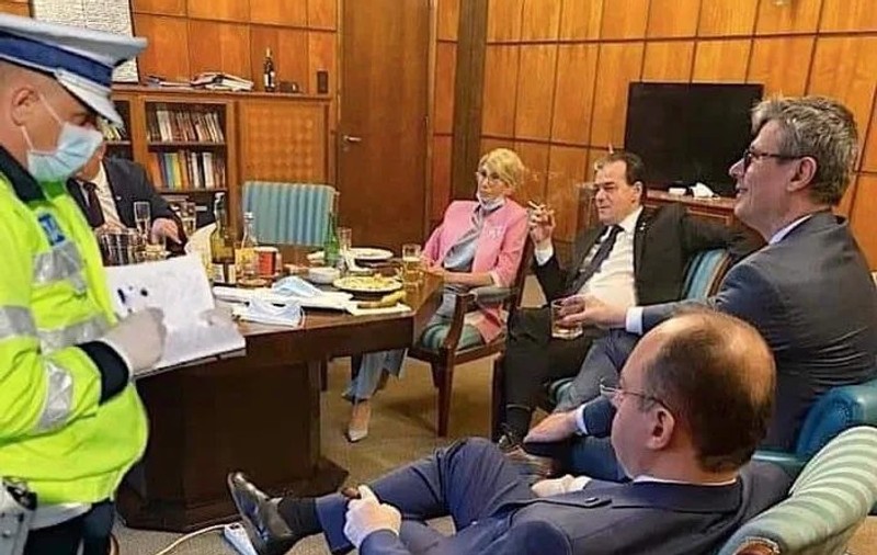 FOTO | Imaginea cu membrii Guvernului petrecând în biroul premierului Orban a devenit virală. Cele mai reuşite glume care circulă pe internet
