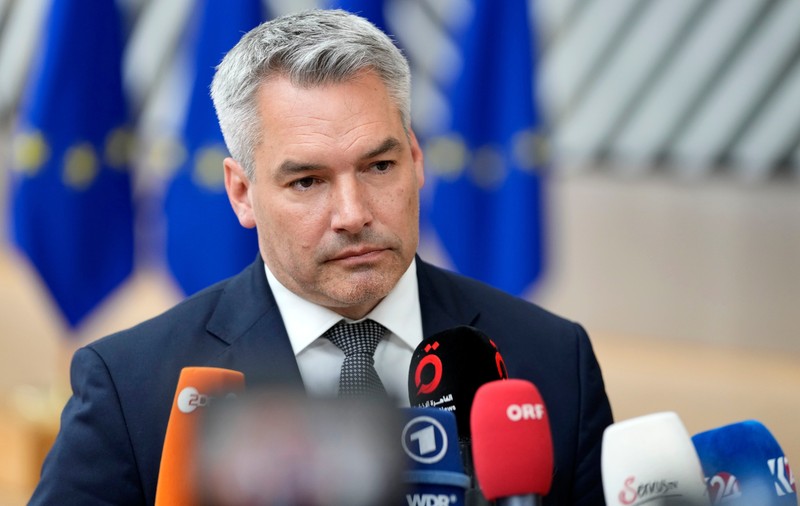 Liderii UE dezbat cum să continue sprijinul pentru Ucraina. Karl Nehammer anunță că Austria și alte țări se opun acordării de garanții de securitate