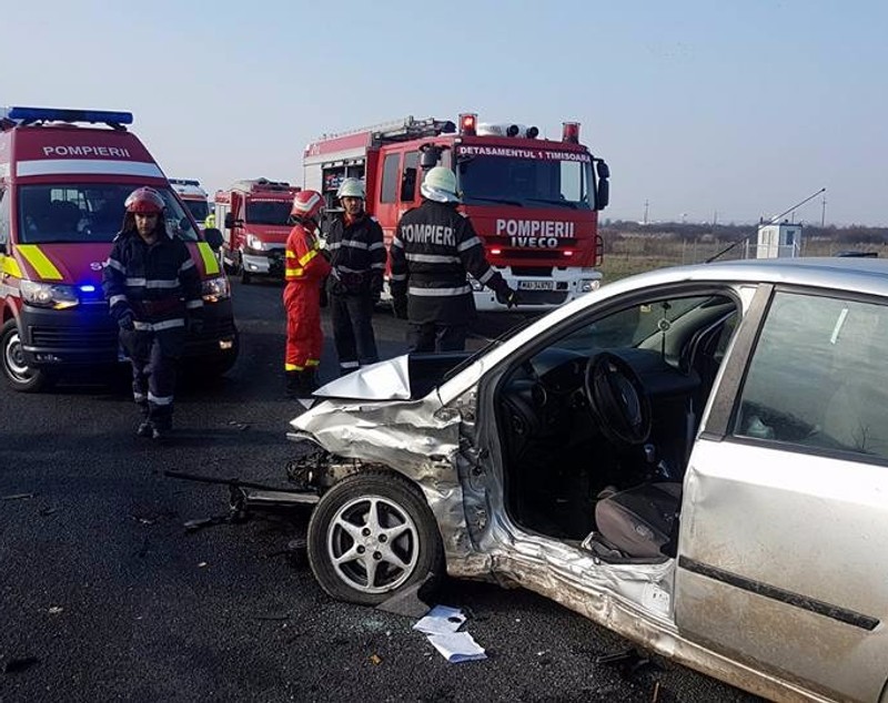 Accident în Timiș. Un șofer de 22 de ani a trimis trei oameni la spital, după ce a întors fără să se asigure