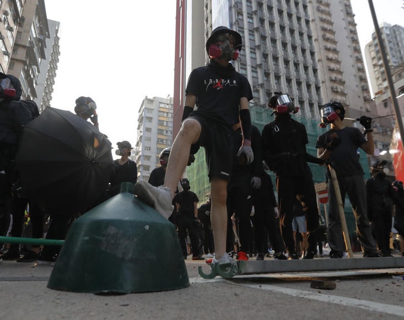 Violențe la Hong Kong. Poliția a pus substanțe iritante în tunurile cu apă, protestatarii au distrus sute de magazine și bănci