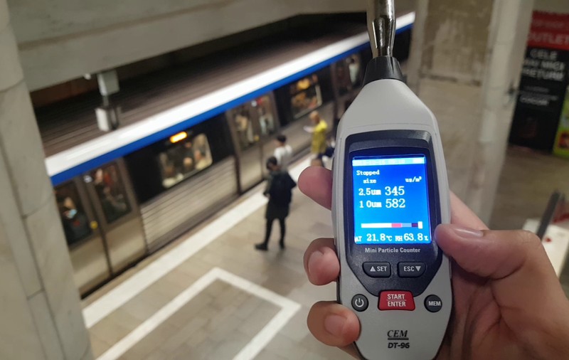 VIDEO/ Aerul pe care îl respiră călătorii din metroul bucureștean: de 10 ori mai nociv decât cea mai aglomerată intersecție din oraș!