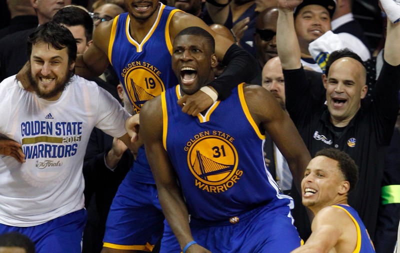 Stephen Curry l-a bătut pe LeBron James. ^Golden State Warrios e noua campioană NBA