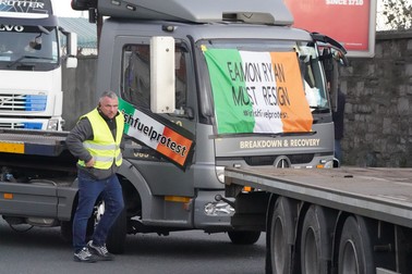 11 aprilie 2022, Irlanda, Dublin: Transportatorii protestează în apropierea portului Dublin, față de creșterea costurilor combustibilului | Foto: EPA