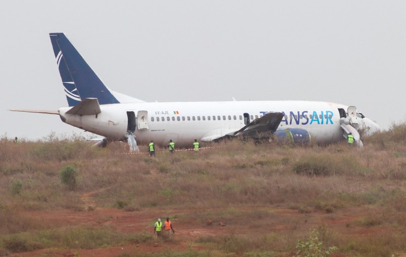 Un avion Boeing 737 a luat foc și a derapat de pe pistă în timpul decolării, în Senegal. Cel puțin zece persoane au fost rănite