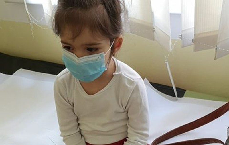 Mamă disperată, după ce una dintre gemenele ei a fost testată pentru coronavirus, însă probele au fost “ratate”: “De la spital mi s-a zis că am avut ghinion și că trebuie să aduc înapoi copilul pentru recoltare”