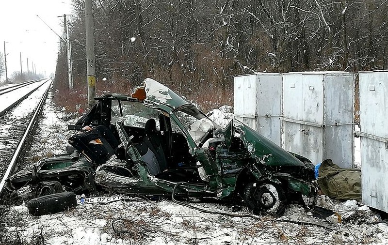 Imagini de la accidentul din Cozmești în care au murit doi soți. Mașina lor a fost izbită în plin de locomotivă / VIDEO