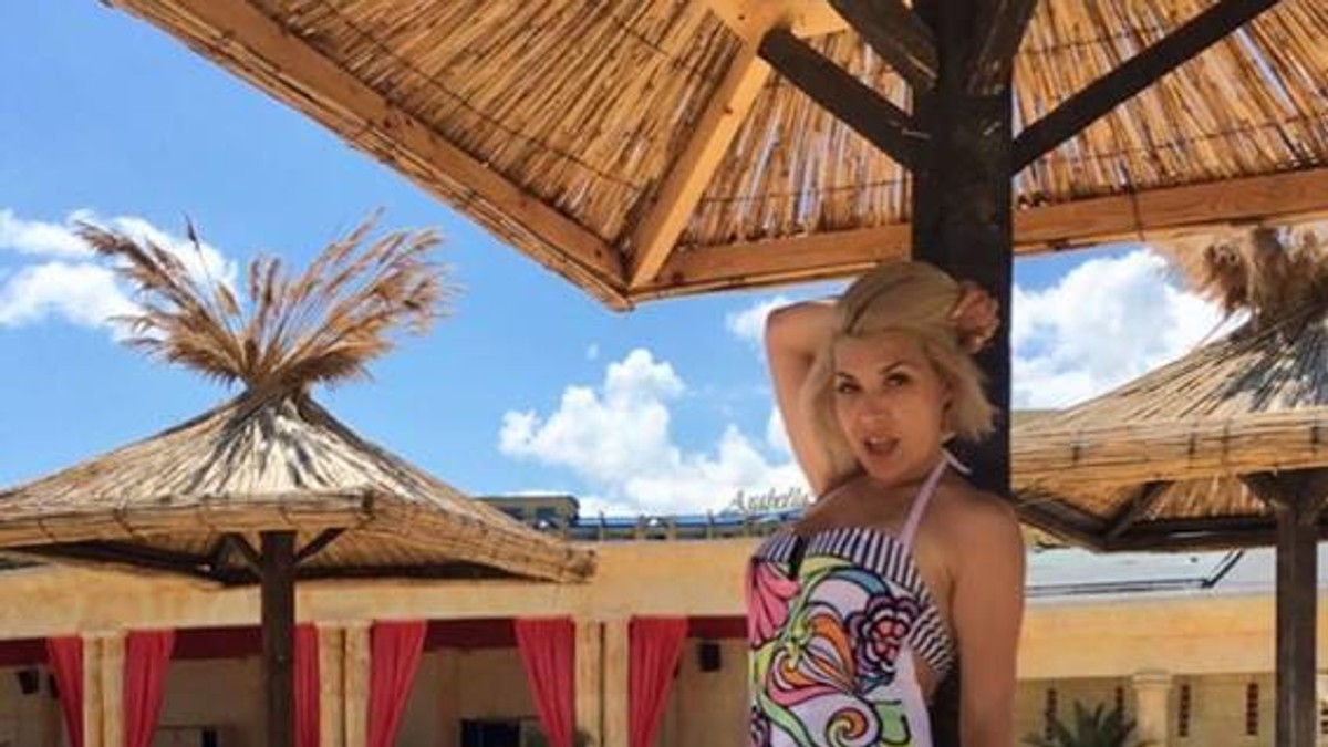 Sorana Darclee, în costum de baie la plajă. Artista a încins atmosfera la malul mării