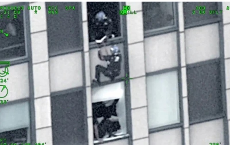 Polițistul coboară în rapel pe un zgârie-nori pentru a aresta un urmărit FBI care amenința că va sări de la etajul 31, la New York