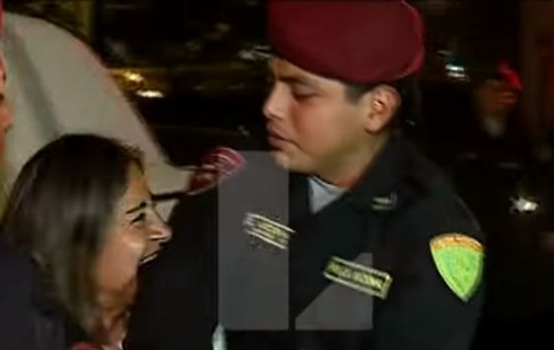 A mușcat un agent de poliție pentru a evita ca soțul ei să fie reținut