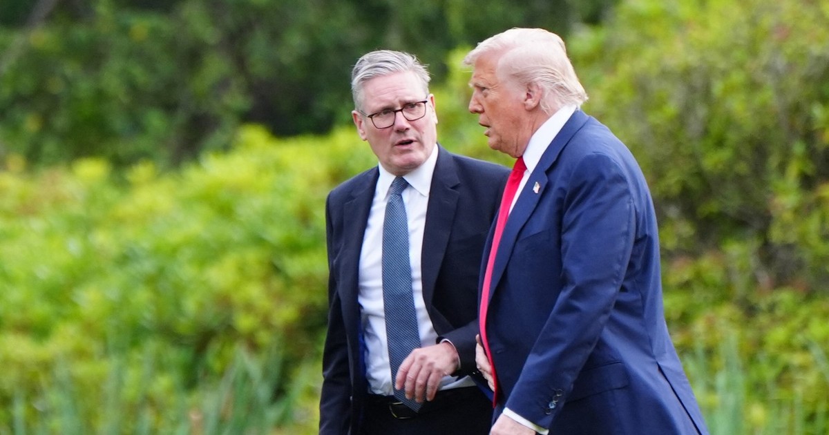 Premierul britanic Keir Starmer (stânga) și președintele american Donald Trump (dreapta) vorbesc la terenul de golf Turnberry, Scoția Foto: Profimedia