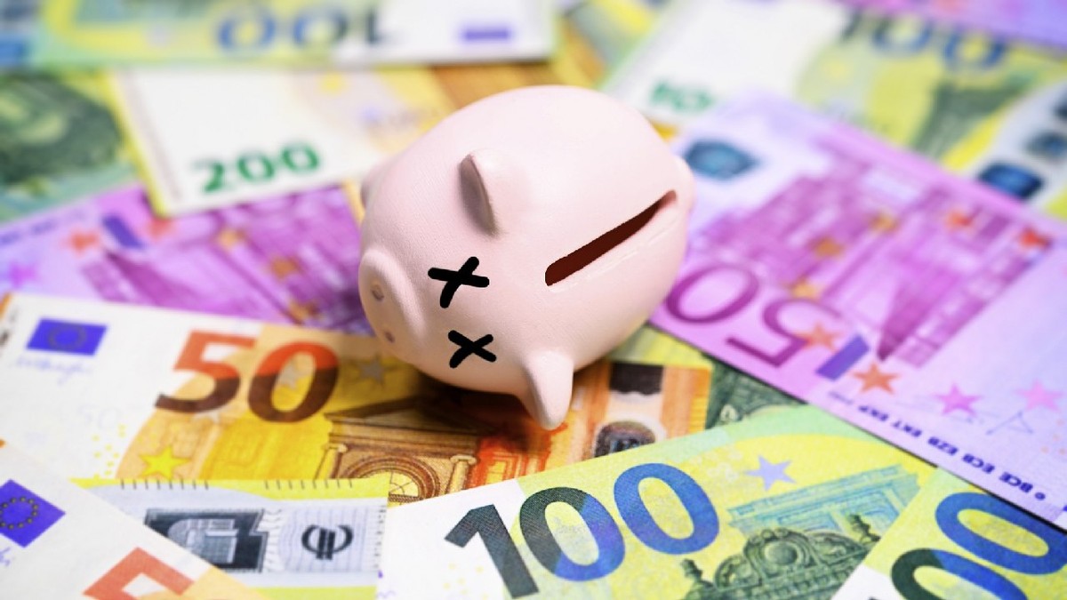 Pușculiță în formă de porc moartă pe bancnote euro