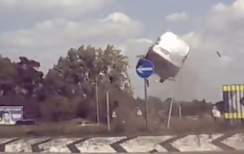 VIDEO | Momentul șocant în care o dubă zboară prin aer după ce a lovit bordura dintr-un sens giratoriu