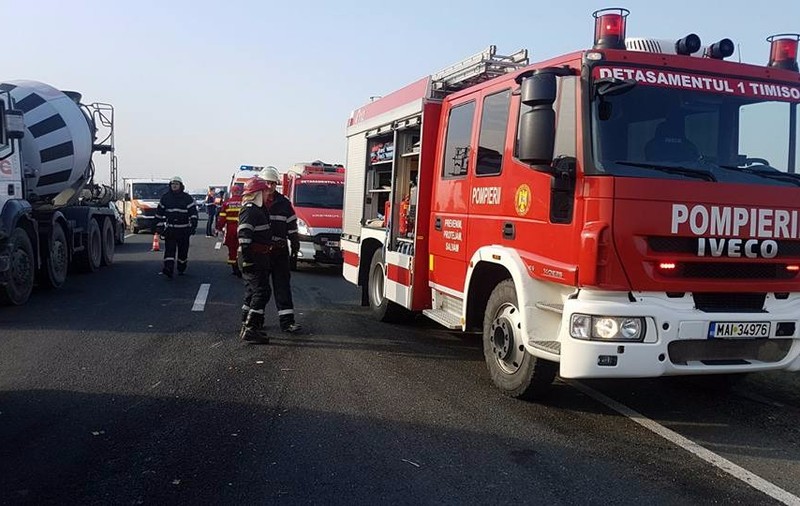 Alba: Trei răniţi după ce un microbuz de transport persoane s-a ciocnit cu două autoturisme, pe DN 1