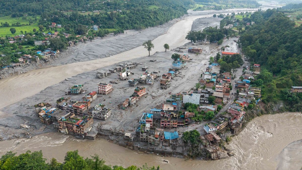 Imagine aeriană cu clădiri distruse de viitura puternică din Nepal, pe 26 august 2026