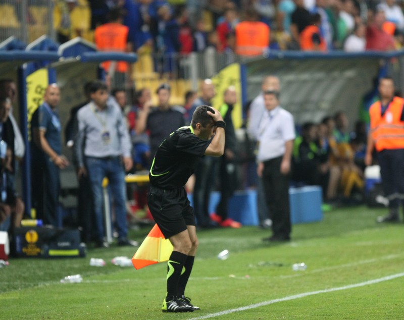 EXCLUSIV/ FOTO: Incidente la Petrolul - CFR Cluj (1-2). Asistent, lovit în cap 