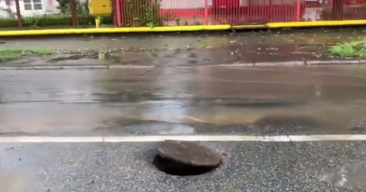 Un canal cu capacul ridicat, pe o stradă din Iași