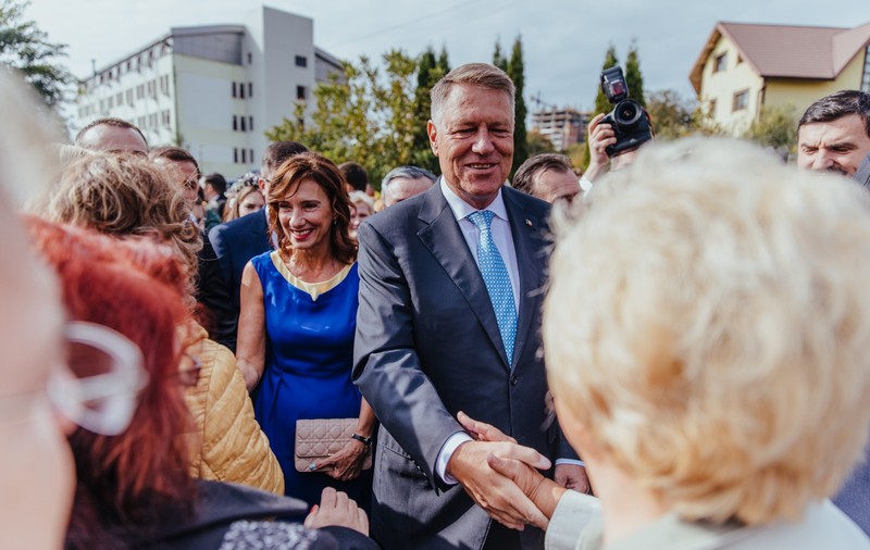 Preşedintele, în prima acţiune de campanie alături de soţie. Mesaj către PNL: "După moţiune, e nevoie de un guvern de tranziţie, care să pregătească alegerile!"