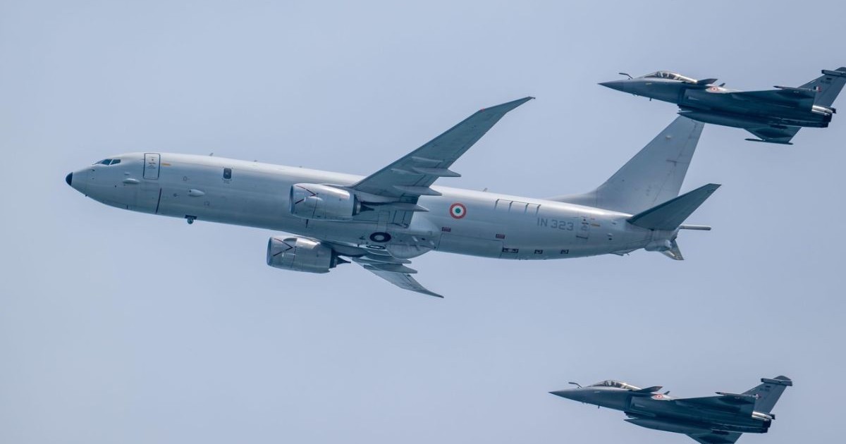 O pereche de aeronave Dassault Rafale ale Forțelor Aeriene escortează un avion P-8 I Poseidon