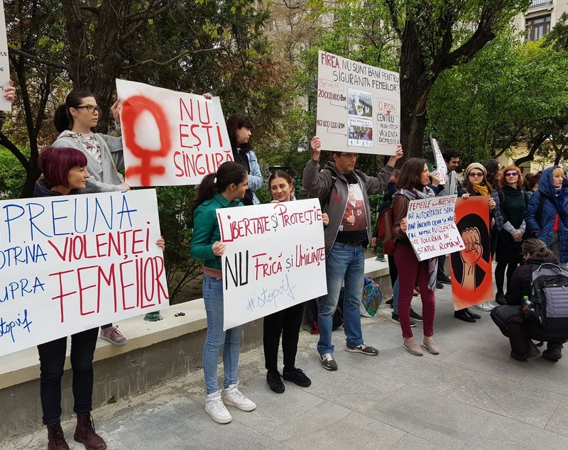 FOTO/ Protest în fața Primăriei Capitalei din cauza închiderii singurului centru pentru victimele violenței domestice