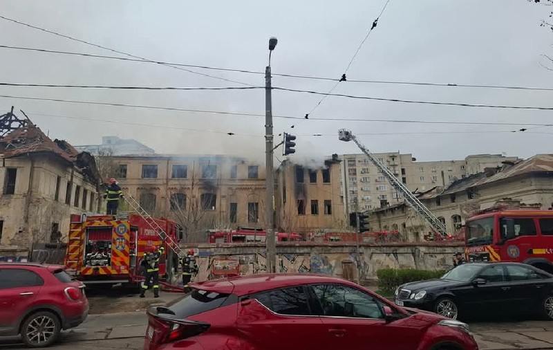 Incendiu la fostul liceu Timpuri Noi din București