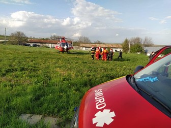 Una dintre fetele accidentate a fost preluată de elicopterul SMURD. Foto: Facebook / Serviciul Judetean de Ambulanta Vaslui