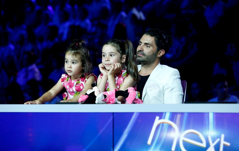 Pepe, sărbătorit pe platourile de filmare, la “Next Star”.  Maria și Rosa i-au făcut o surpriză tatălui lor, la aniversarea zilei de naștere | FOTO