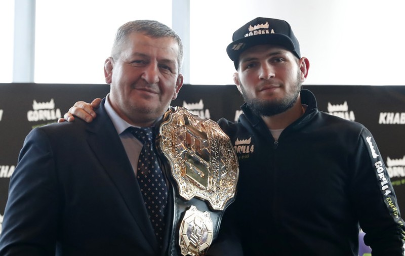 Khabib, campionul UFC, e devastat: “Mulți oameni pe care îi cunosc au murit de coronavirus. Tata e în spital”