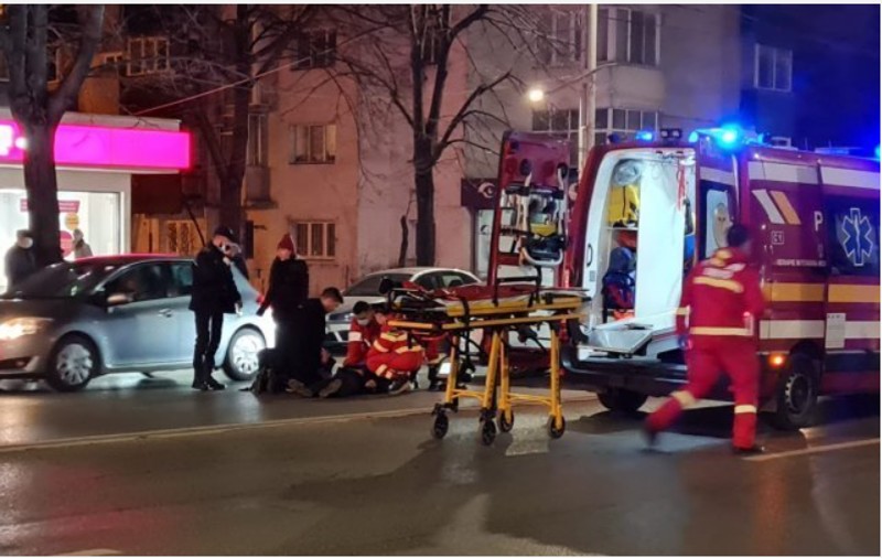 Un pieton care a traversat printr-un loc nepermis în Iași a fost lăsat lat pe stradă de un șofer. Poliția îl caută pe agresor