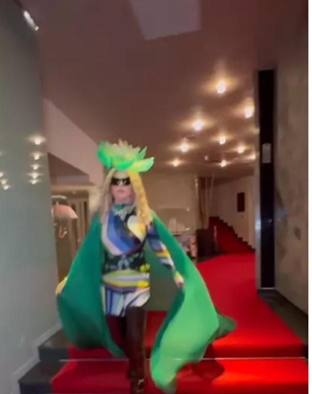 Loredana Groza, apariție spectaculoasă la Mamaia. Artista a cântat suspendată deasupra publicului, într-o ținută excentrică. „Ce regină!”