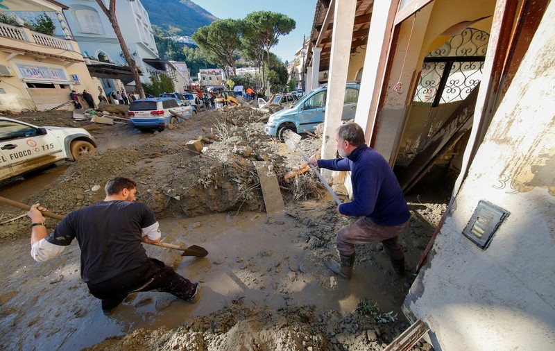 Șapte morți, după alunecarea de teren de pe insula italiană Ischia. Echipele de salvare continuă căutarea persoanelor dispărute