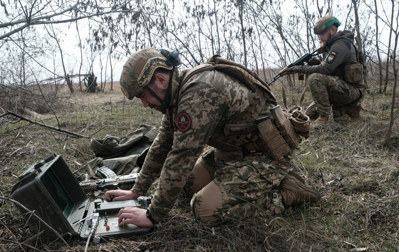 Armata ucraineană anunță că reușește să le trimită provizii și muniție apărătorilor de la Bahmut
