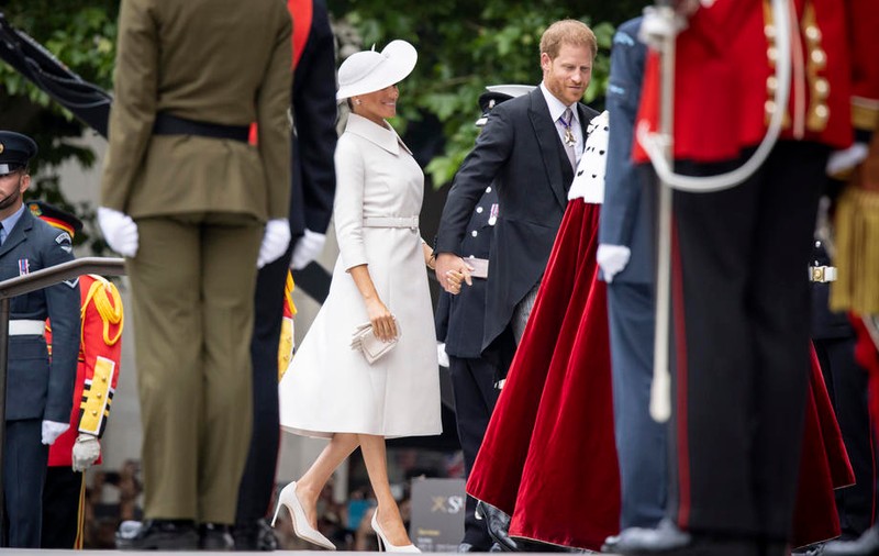 Apariția oficială a Prințului Harry și a lui Meghan Markle la jubileul reginei Elisabeta a II-a. S-au ținut de mână și au zâmbit tot timpul