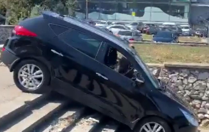 Ce amendă a primit șoferul filmat când cobora scările cu mașina, în orașul Constanța