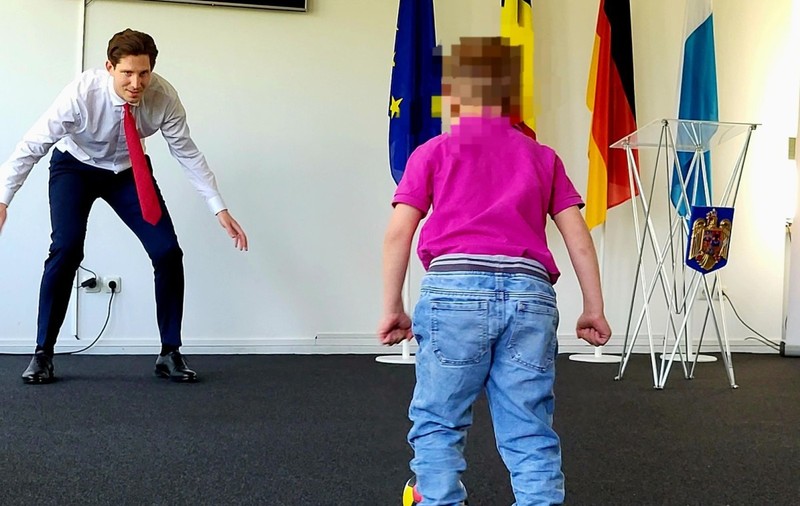 Băieţelul din Gorj, vândut de familie şi dus în Germania, a ajuns înapoi în ţară. Specialiști: „Are traume, dar le va depăşi”