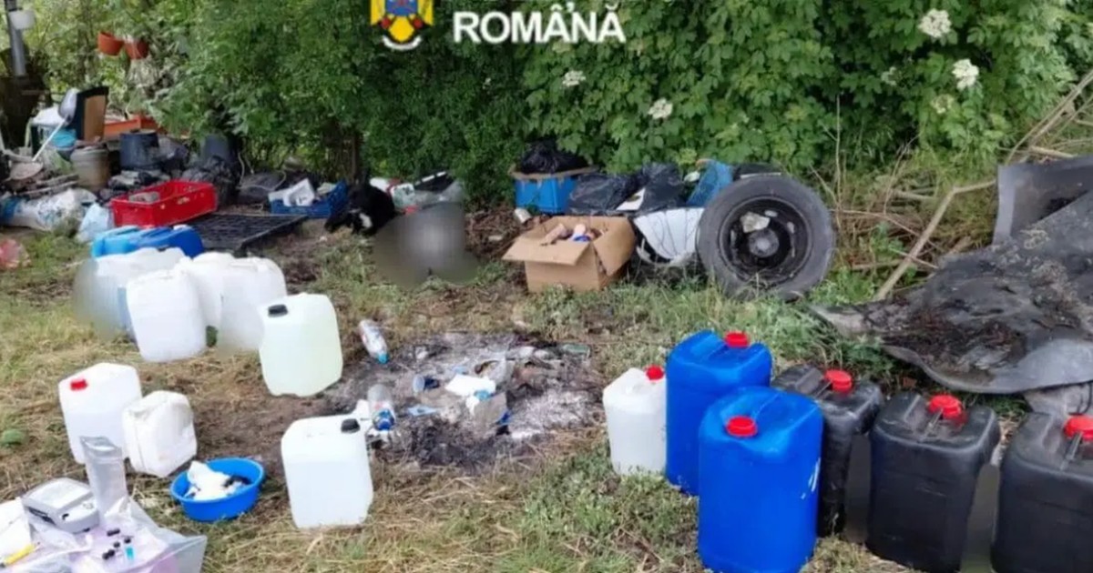 Substanțe chimice desoperite de polițiști în butoaie de plastic, într-o curte